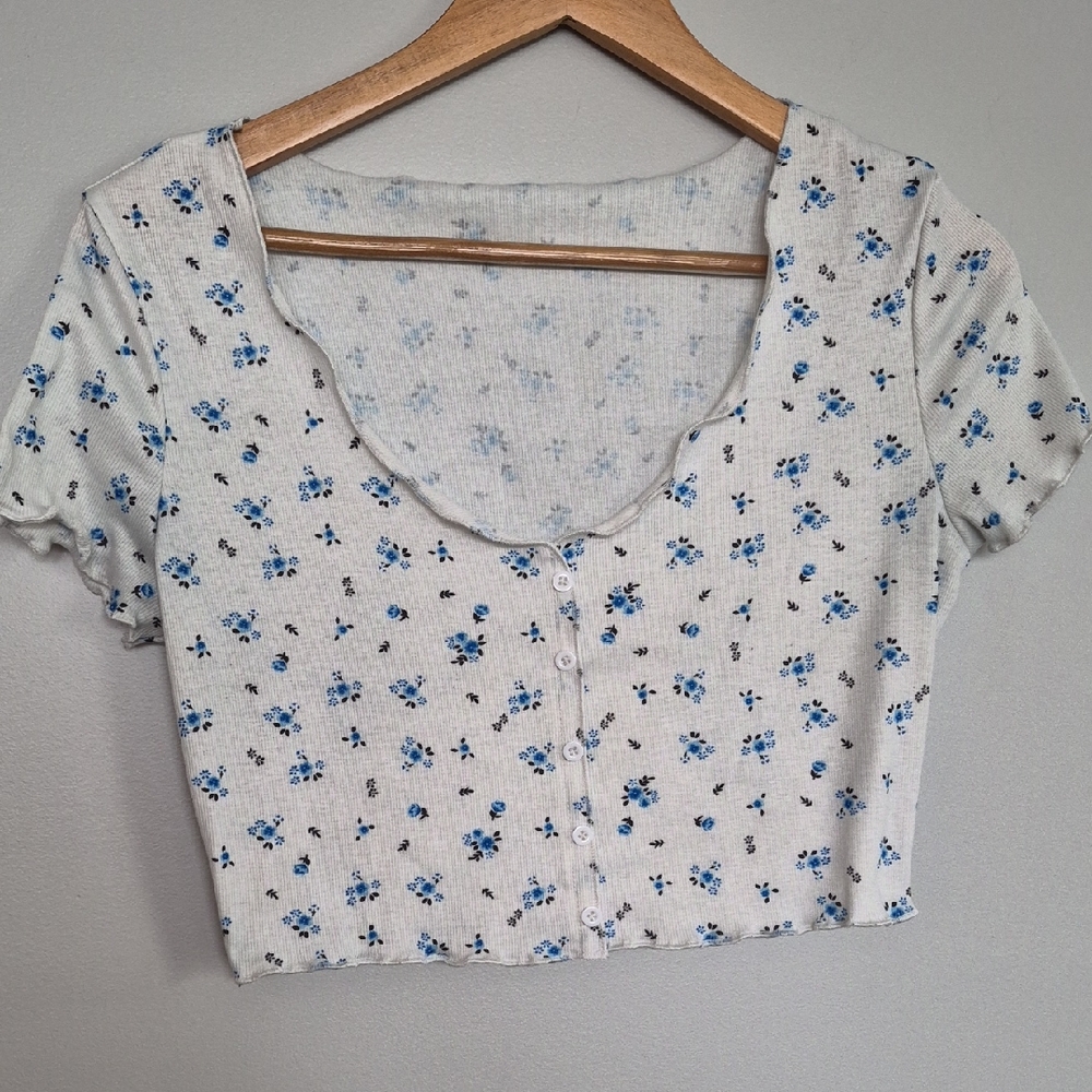 (Both) 2 Crop Tops - Picture 2 of 9